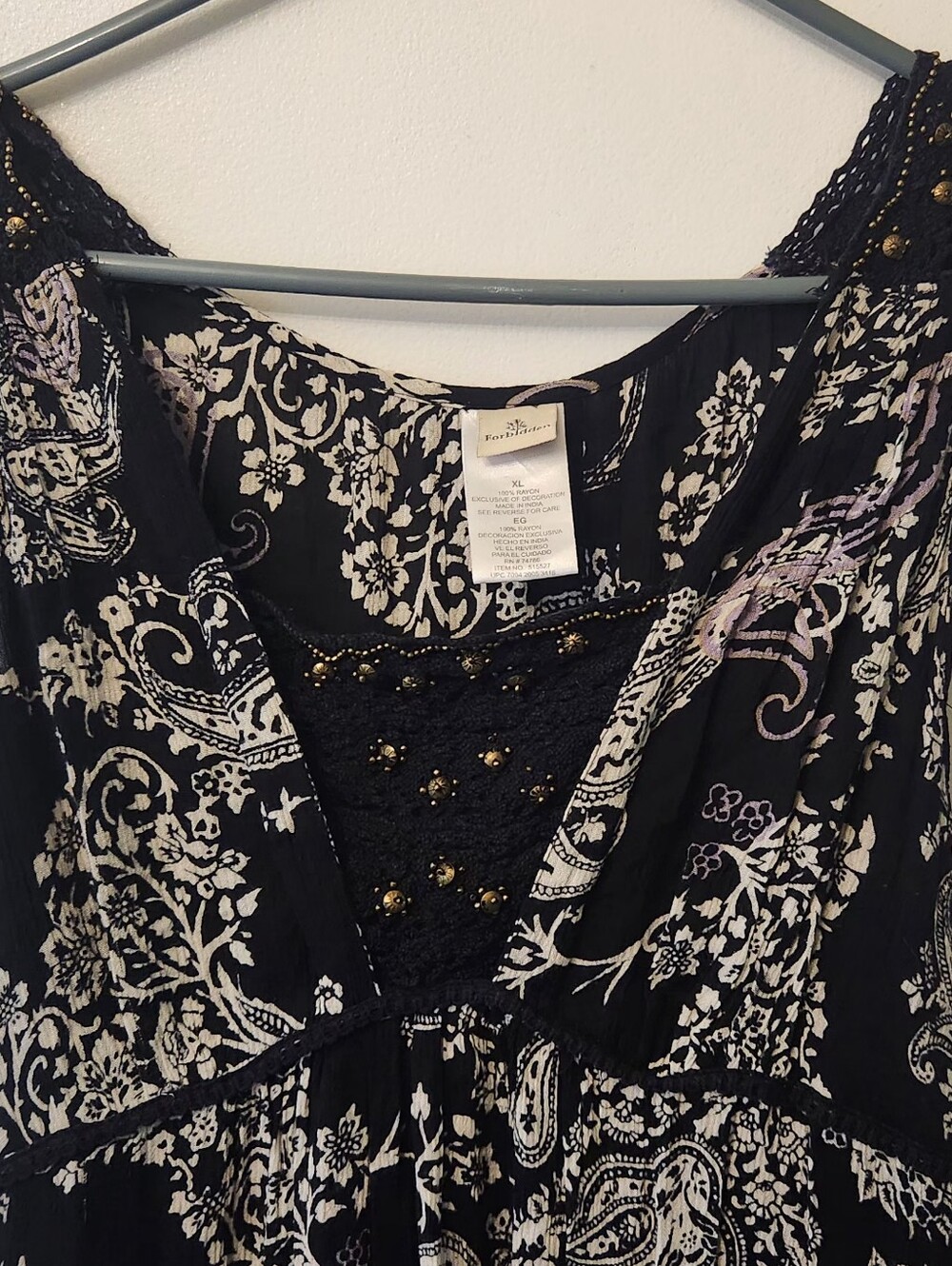 Sleeveless V-Neck Dress in Black and White Paisley - Picture 4 of 5